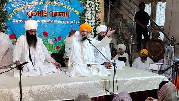 पुवायां में संत सुखदेव सिंह की बरसी पर कीर्तन करता रागी जत्था। संवाद पुवायां में संत सुखदेव सिंह की बरसी पर कीर्तन करता रागी जत्था। संवाद