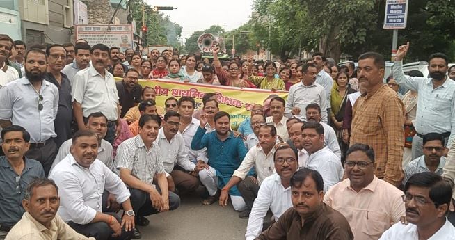 शाहजहांपुर में प्राथमिक शिक्षक संघ के आह्वान पर जुलूस निकालतीं शिक्षिकाएं। स्रोत: संगठन शाहजहांपुर में प्राथमिक शिक्षक संघ के आह्वान पर जुलूस निकालतीं शिक्षिकाएं। स्रोत: संगठन