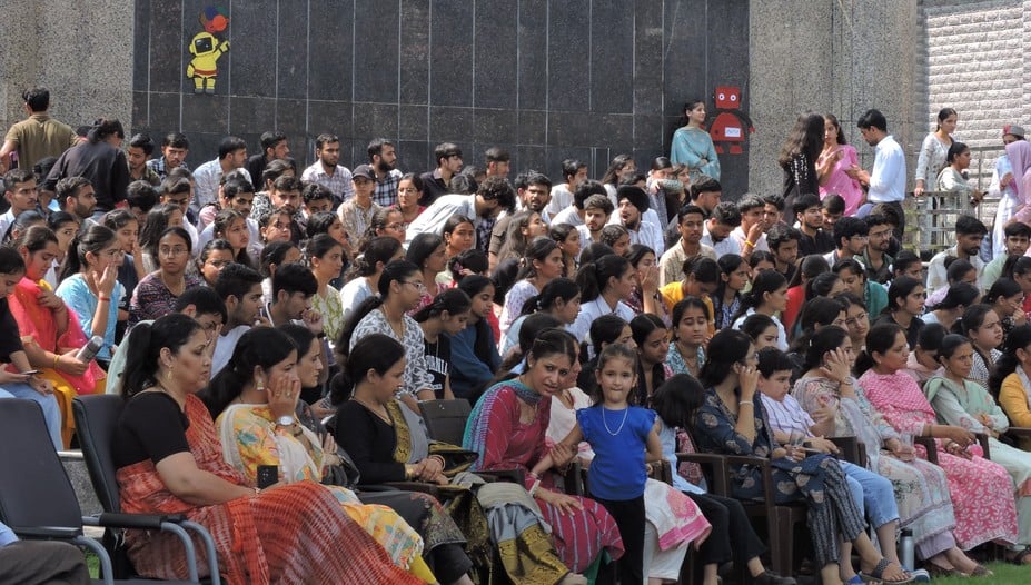 तकनीकी विश्वविद्यालय हमीरपुर में इंजीनियर दिवस पर आयोजित कार्यक्रम में सांस्कृति प्रस्तुति देती तकनीकी विश्वविद्यालय हमीरपुर में इंजीनियर दिवस पर आयोजित कार्यक्रम में सांस्कृति प्रस्तुति देती