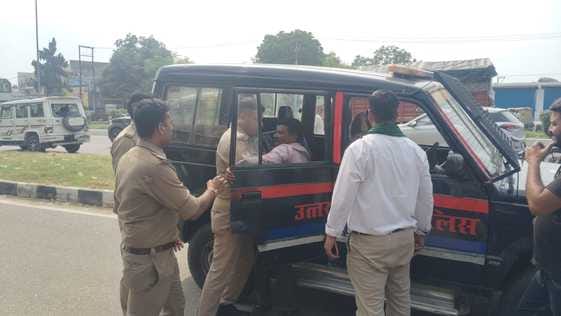 दौराला- यही है वह ट्रक, जिसे नशे की हालत में चालक ने दौड़ाया। स्रोत : संवाद दौराला- यही है वह ट्रक, जिसे नशे की हालत में चालक ने दौड़ाया। स्रोत : संवाद
