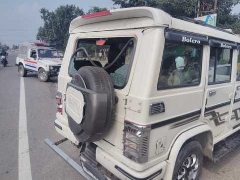 दौराला- यही है वह ट्रक, जिसे नशे की हालत में चालक ने दौड़ाया। स्रोत : संवाद दौराला- यही है वह ट्रक, जिसे नशे की हालत में चालक ने दौड़ाया। स्रोत : संवाद