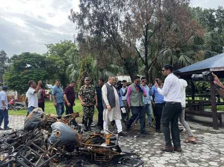 धनगढ़ी के भंसार कस्टम कार्यालय पर सफाई करते युवा। संवाद धनगढ़ी के भंसार कस्टम कार्यालय पर सफाई करते युवा। संवाद