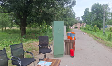 धनगढ़ी के भंसार कस्टम कार्यालय पर सफाई करते युवा। संवाद धनगढ़ी के भंसार कस्टम कार्यालय पर सफाई करते युवा। संवाद