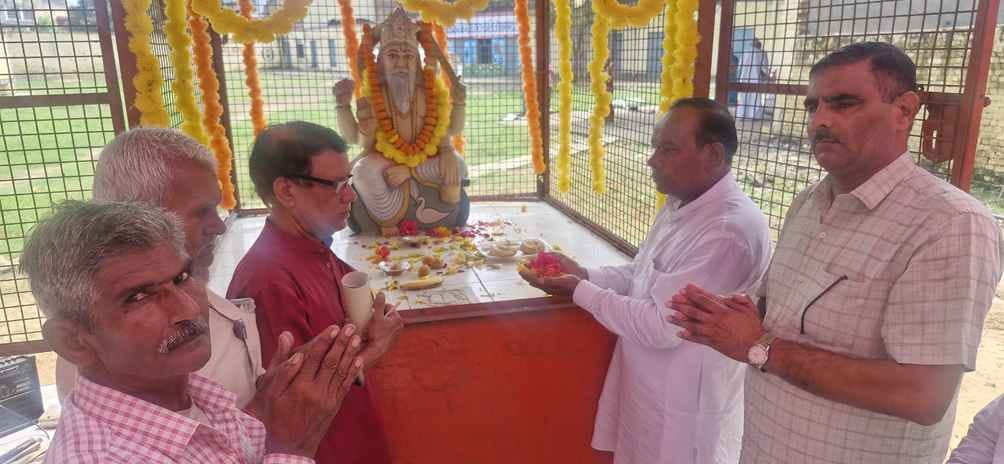 विश्व कर्मा जयंती पर कार्यक्रम को संंबोधित करते हुए पूर्व विधायक योगेश वर्मा । (परीक्षितगढ) ।