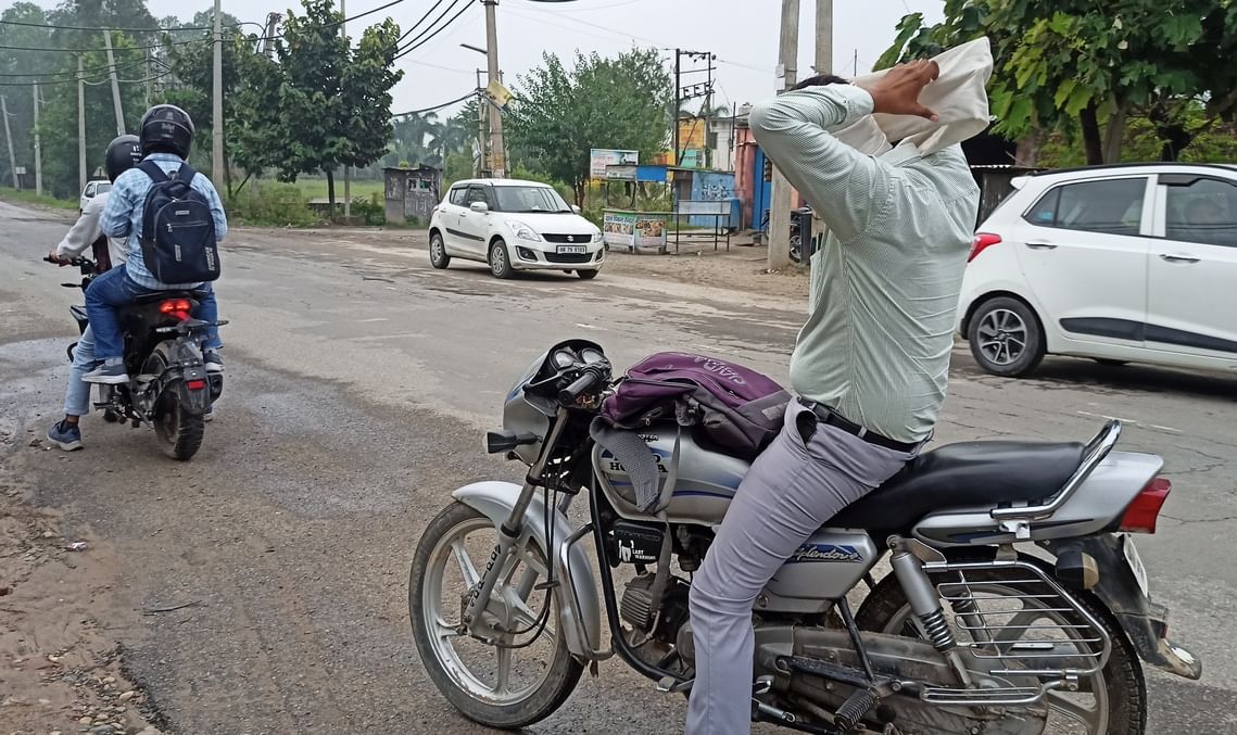 व्यासपुर में मधुमक्खियों के डर से सड़क पर खड़े लोग। संवाद