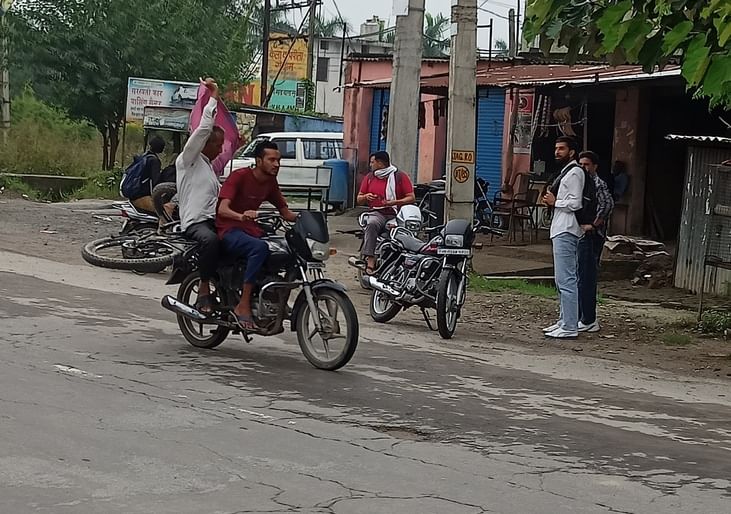 व्यासपुर में मधुमक्खियों के डर से सड़क पर खड़े लोग। संवाद