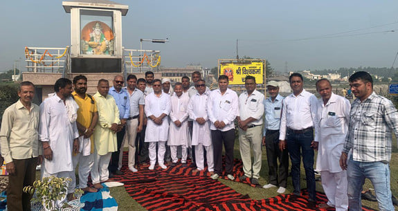 01....भगवान विश्वकर्मा जयंती के अवसर पर शिव कालोनी के विश्वकर्रा मंदिर में आयोजित हवन में पूजा