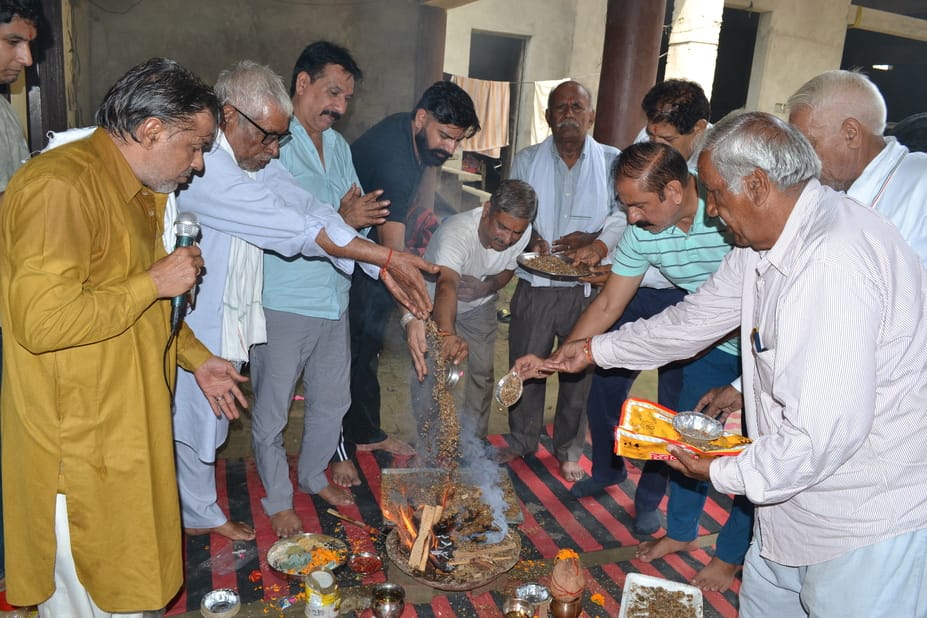 01....भगवान विश्वकर्मा जयंती के अवसर पर शिव कालोनी के विश्वकर्रा मंदिर में आयोजित हवन में पूजा