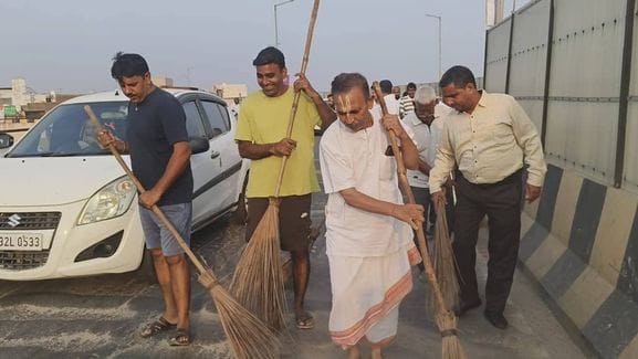 31  वार्ड 14 में सफाईकर्मियों के साथ झाड़ू लगाती पार्षद कंचन खुराना। स्रोत : पार्षद