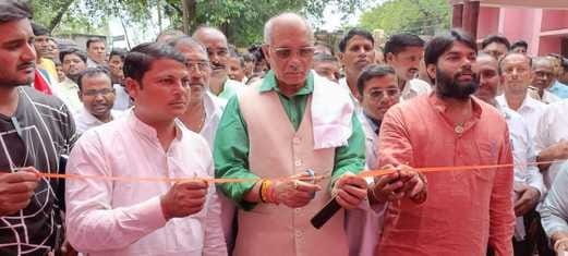 आंवला। मोदी के जन्मदिन पर काटा केक-संवाद