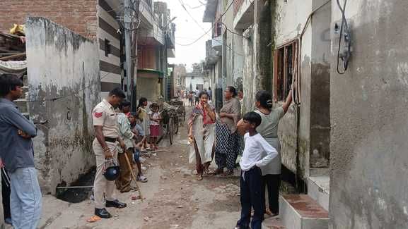 अंबाला छावनी की डेहा कॉलोनीमें ईंट-पत्थर चलने के बाद मौके पर पहुंची पुलिस। संवाद