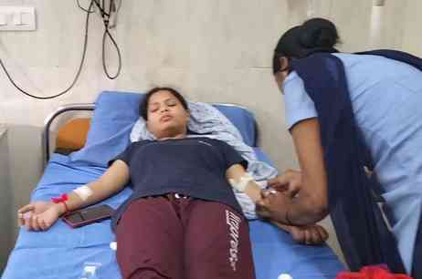 अस्पताल में दाखिल मरीज । संवाद