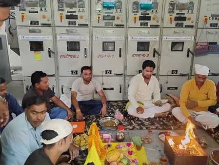 बजाज शुगर मिल बरखेड़ा हवन करते मिल कर्मी स्रोत: चीनी मिल