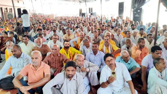 बिल्सी भागवत कथा सुनाते कथावाचक रामचन्दाचार्य। संवाद बिल्सी भागवत कथा सुनाते कथावाचक रामचन्दाचार्य। संवाद