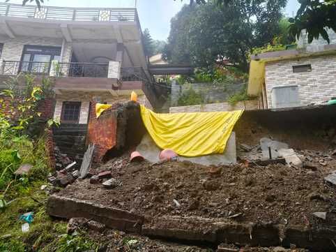 बिलासपुर शहर में दुकान में पानी के साथ आई मिट्टी। संवाद