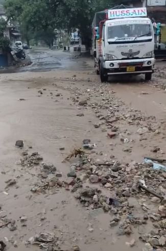 बिलासपुर शहर में दुकान में पानी के साथ आई मिट्टी। संवाद