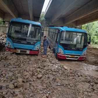 बिलासपुर शहर में दुकान में पानी के साथ आई मिट्टी। संवाद