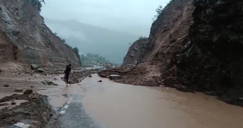 बिलासपुर शहर में दुकान में पानी के साथ आई मिट्टी। संवाद