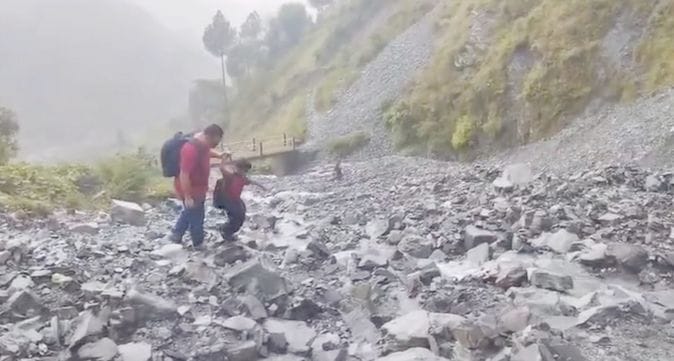 चंबा में भारी बारिश के कारण क्षतिग्रस्त राजकीय प्राथमिक पाठशाला कुडन के रास्ते से गुजरता नौनिहा चंबा में भारी बारिश के कारण क्षतिग्रस्त राजकीय प्राथमिक पाठशाला कुडन के रास्ते से गुजरता नौनिहा