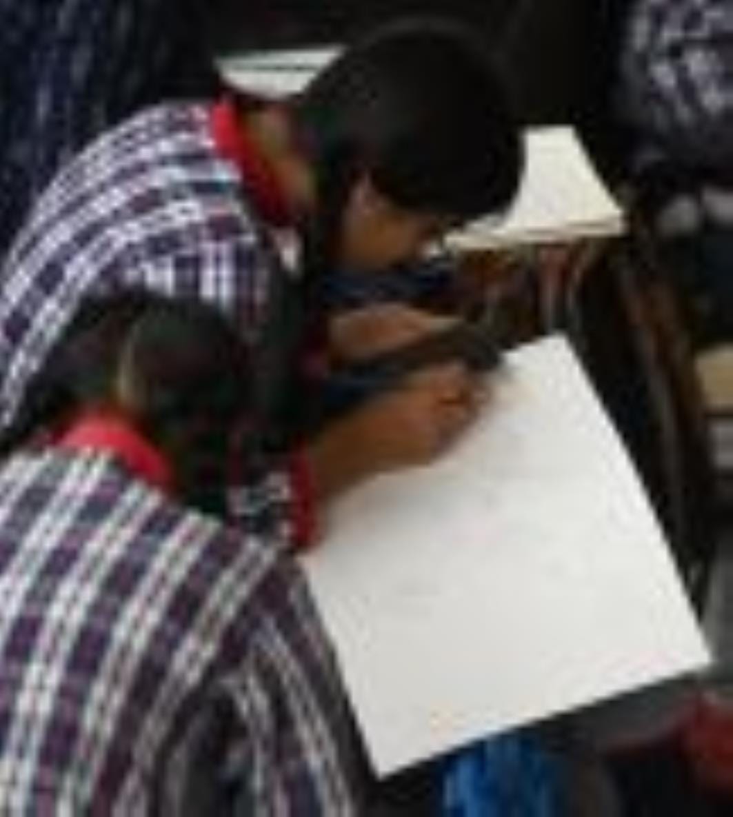चित्रकला कार्यशाला में हुनर दिखाते विद्यार्थी। चित्रकला कार्यशाला में हुनर दिखाते विद्यार्थी।