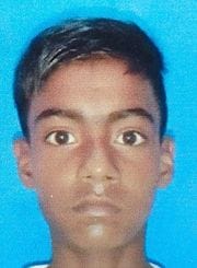 छात्र की मौत के बाद घर के बाहर बैठे लोग, जानकारी लेती थाना पुलिस। संवाद छात्र की मौत के बाद घर के बाहर बैठे लोग, जानकारी लेती थाना पुलिस। संवाद