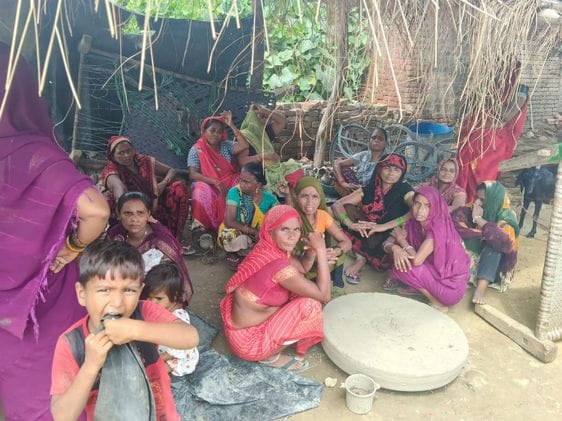 छात्र की मौत के बाद घर के बाहर बैठे लोग, जानकारी लेती थाना पुलिस। संवाद छात्र की मौत के बाद घर के बाहर बैठे लोग, जानकारी लेती थाना पुलिस। संवाद