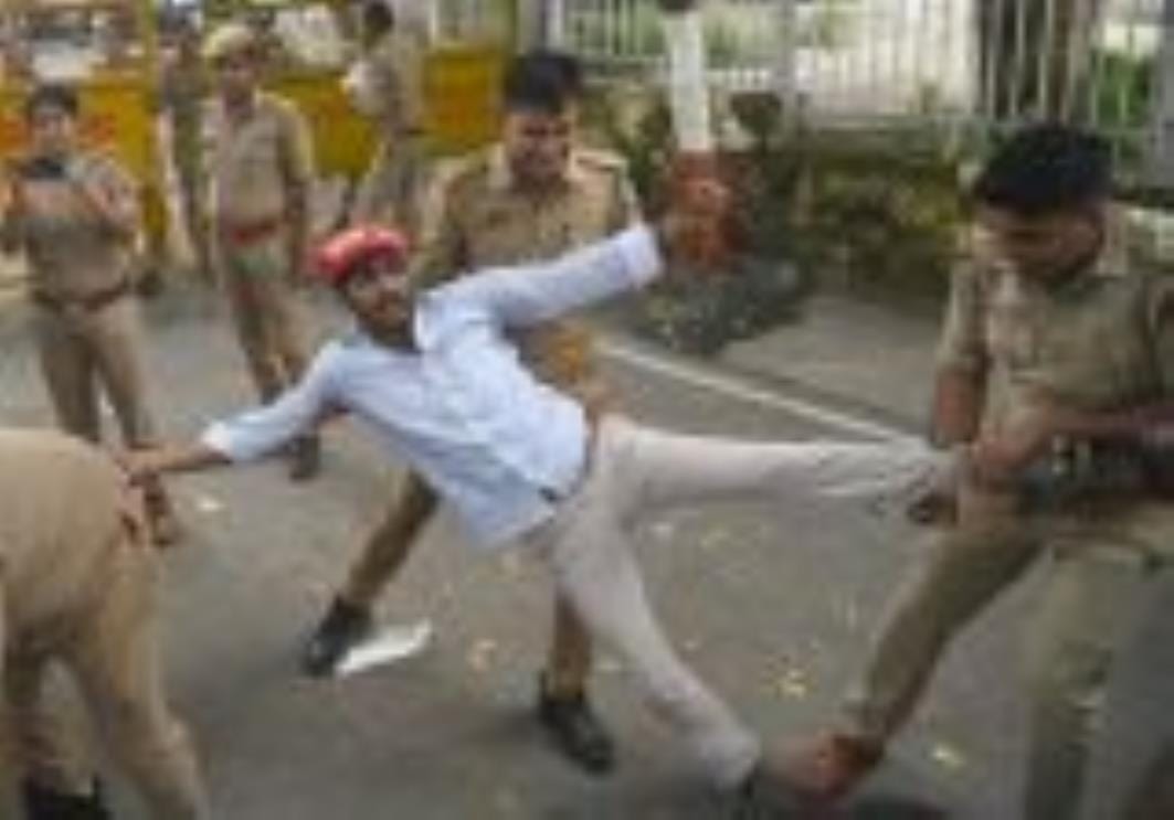 एनएसयूआई और समाजवादी छात्रसभा से जुड़े लखनऊ विश्वविद्यालय के छात्रों ने बुधवार को बेरोजगारों की
