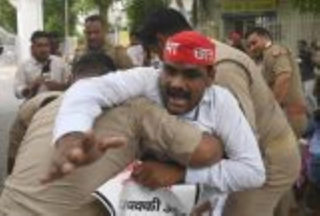 एनएसयूआई और समाजवादी छात्रसभा से जुड़े लखनऊ विश्वविद्यालय के छात्रों ने बुधवार को बेरोजगारों की