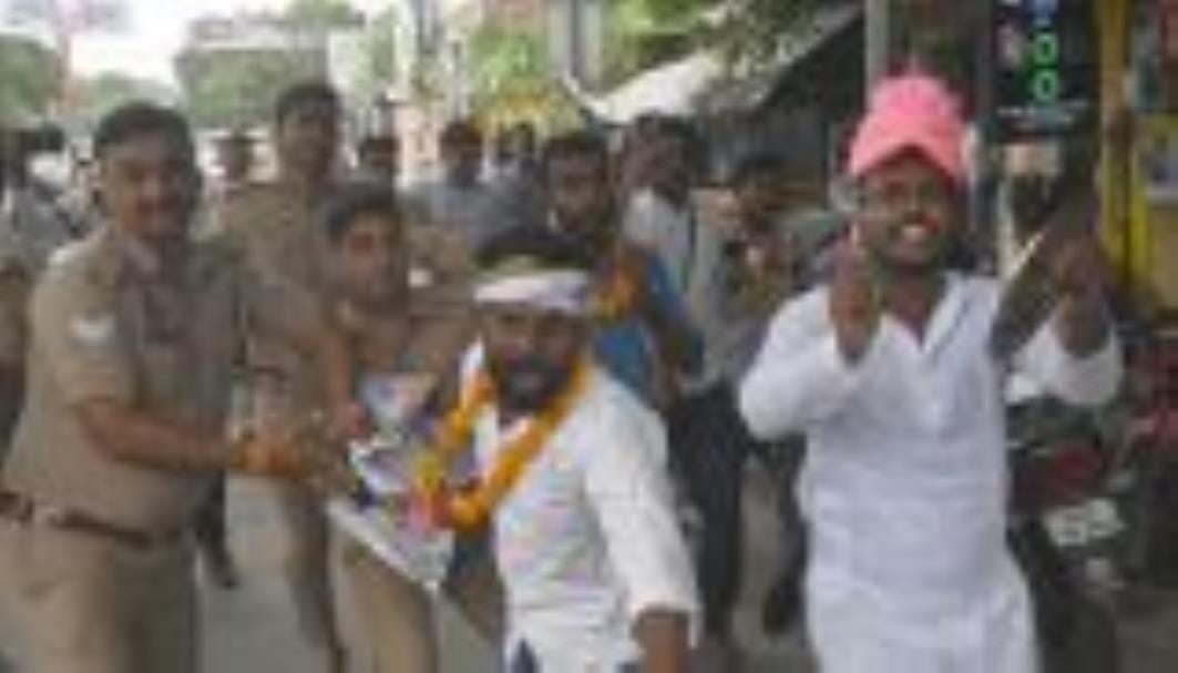 एनएसयूआई और समाजवादी छात्रसभा से जुड़े लखनऊ विश्वविद्यालय के छात्रों ने बुधवार को बेरोजगारों की
