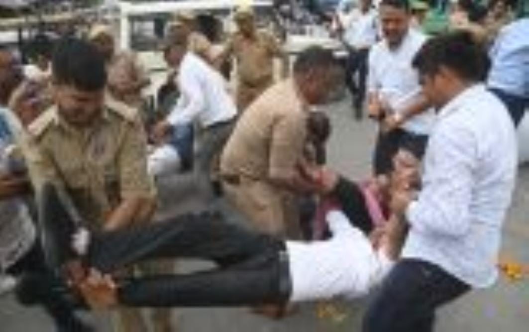 एनएसयूआई और समाजवादी छात्रसभा से जुड़े लखनऊ विश्वविद्यालय के छात्रों ने बुधवार को बेरोजगारों की