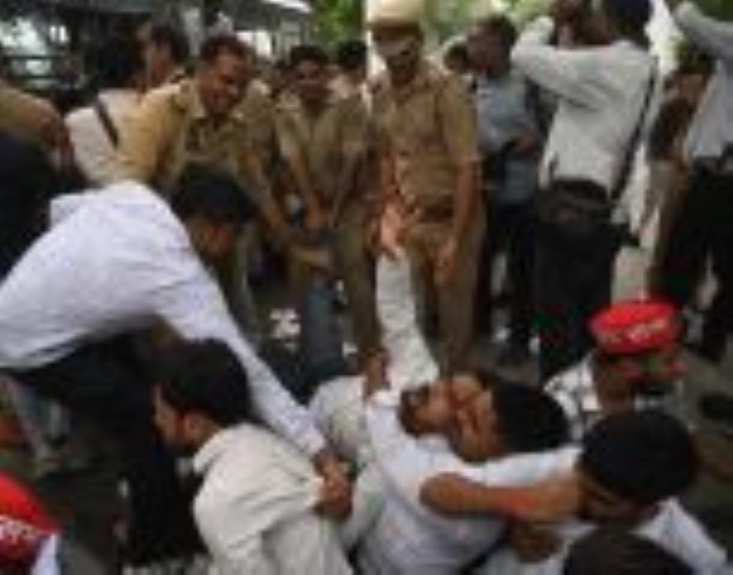 एनएसयूआई और समाजवादी छात्रसभा से जुड़े लखनऊ विश्वविद्यालय के छात्रों ने बुधवार को बेरोजगारों की