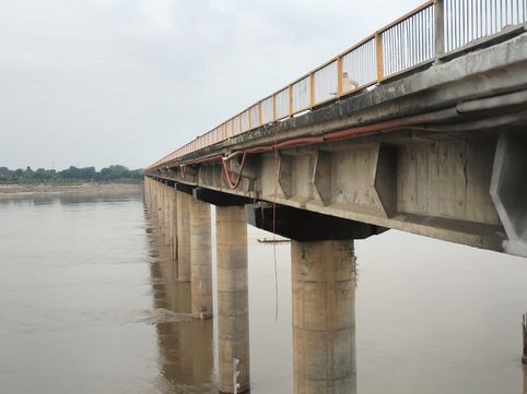 फोटो-18एयूआरपी05- यमुना पुल पर आवागमन करते वाहन। संवाद