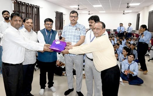 फोटो-22, नेहरू रोड से गुजरती भगवान विश्वकर्मा की शोभायात्रा।संवाद