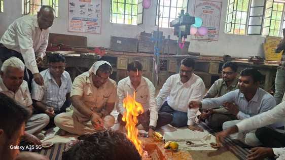 फोटो-22, नेहरू रोड से गुजरती भगवान विश्वकर्मा की शोभायात्रा।संवाद