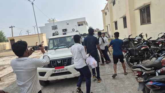 फोटो -26,सीएमओं की गाड़ी का दरवाजा खोलकर हाथापाई करती भीड़,वीडियो ग्रैब फोटो -26,सीएमओं की गाड़ी का दरवाजा खोलकर हाथापाई करती भीड़,वीडियो ग्रैब