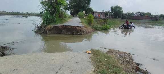 फोटो-29, जूनियर हाईस्कूल दौलतपुर में भरा बाढ़ का पानी। संवाद फोटो-29, जूनियर हाईस्कूल दौलतपुर में भरा बाढ़ का पानी। संवाद