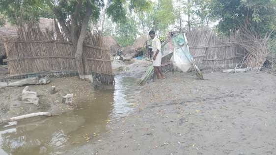 फोटो-29, जूनियर हाईस्कूल दौलतपुर में भरा बाढ़ का पानी। संवाद फोटो-29, जूनियर हाईस्कूल दौलतपुर में भरा बाढ़ का पानी। संवाद