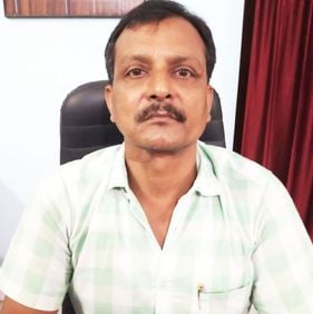 फोटो-42-शिक्षा ग्रहण करते राजनीति विज्ञान के छात्र। संवाद