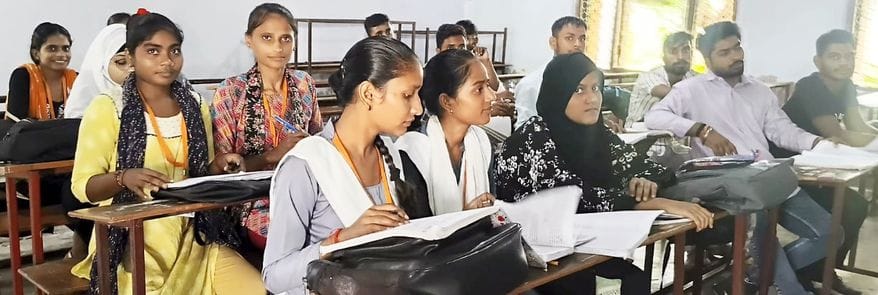 फोटो-42-शिक्षा ग्रहण करते राजनीति विज्ञान के छात्र। संवाद