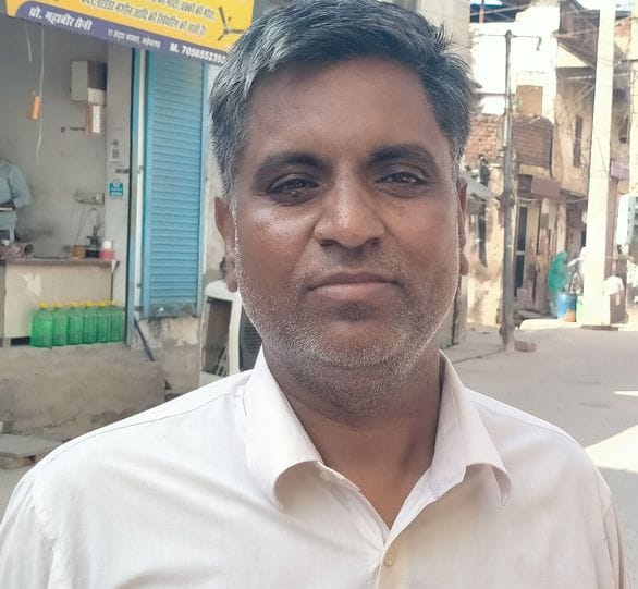 फोटो संख्या:71- शंकर मार्केट में सड़क के बीचों बीच बैठे बंदरों का झुंड--स्रोत- शहरवासी फोटो संख्या:71- शंकर मार्केट में सड़क के बीचों बीच बैठे बंदरों का झुंड--स्रोत- शहरवासी