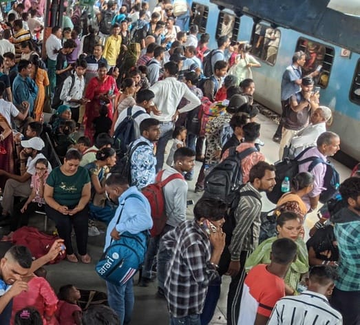 गाजियाबाद रेलवे स्टेशन के प्लेटफॉर्म नंबर दो पर रेल में सवार टाइट यात्री। संवाद गाजियाबाद रेलवे स्टेशन के प्लेटफॉर्म नंबर दो पर रेल में सवार टाइट यात्री। संवाद