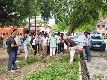 गोला सीएचसी पर स्वस्थ नारी सशक्त परिवार अभियान का उद्घाटन करते अतिथि। स्रोत : सोशल मीडिया गोला सीएचसी पर स्वस्थ नारी सशक्त परिवार अभियान का उद्घाटन करते अतिथि। स्रोत : सोशल मीडिया
