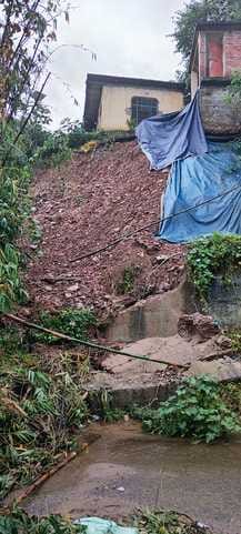 ग्राम पंचायत लगमन्वीं के घुमरवीं गांव में जमींदोज हुई स्लेटपोश गोशाला। स्रोत: जागरूक पाठक