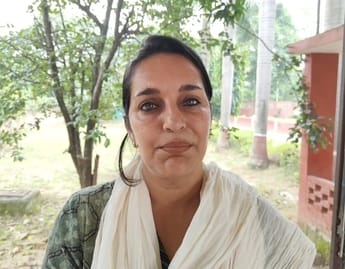 गांधी ग्राउंड में टूटी बैंच। संवाद गांधी ग्राउंड में टूटी बैंच। संवाद