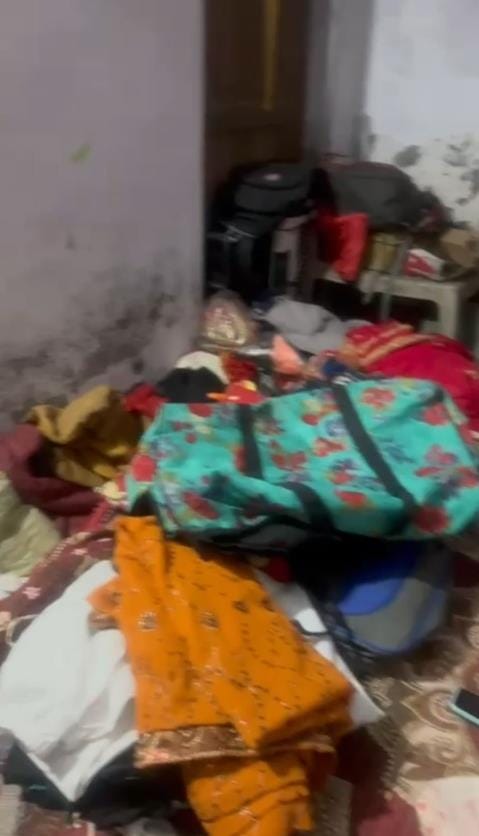 घर में बिखरा पड़ा सामान।