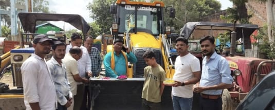 इफको आंवला में विश्वकर्मा जयंती पर हवन पूजन करते इफको कर्मी-संवाद
