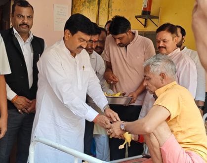 जिला अस्पताल के मेडिकल कॉलेज में रक्तदान करते भाजयुमो कार्यकर्ता। संवाद