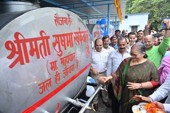 जलकल विभाग में पानी के 50 टैंकरों का लोकार्पण किया हुआ। इस अवसर पर महापौर ने पूजन भी किया। जलकल विभाग में पानी के 50 टैंकरों का लोकार्पण किया हुआ। इस अवसर पर महापौर ने पूजन भी किया।