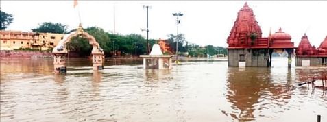 रामघाट के मंदिर जलमग्न