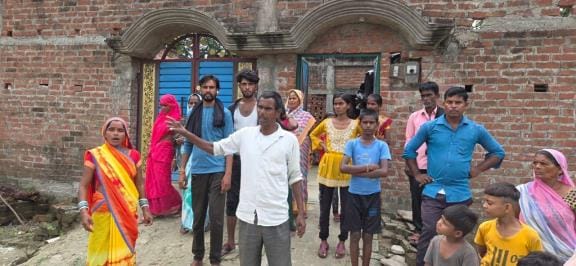काकोरी के सकरा गांव में केशन के घर के बाहर बैठे ग्रामीण घटना के बारे में जानकारी लेते और घायल स काकोरी के सकरा गांव में केशन के घर के बाहर बैठे ग्रामीण घटना के बारे में जानकारी लेते और घायल स